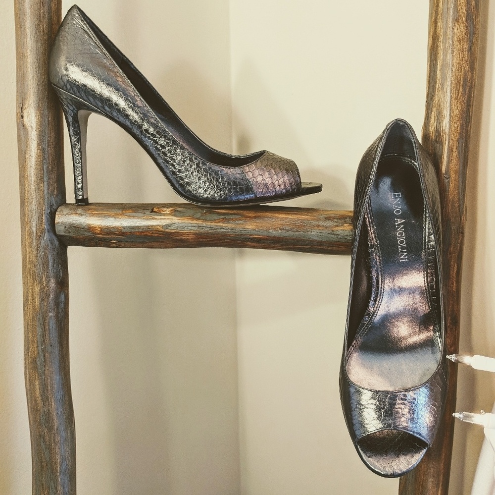 Metallic pewter Enzo Angioloni snake print heels!